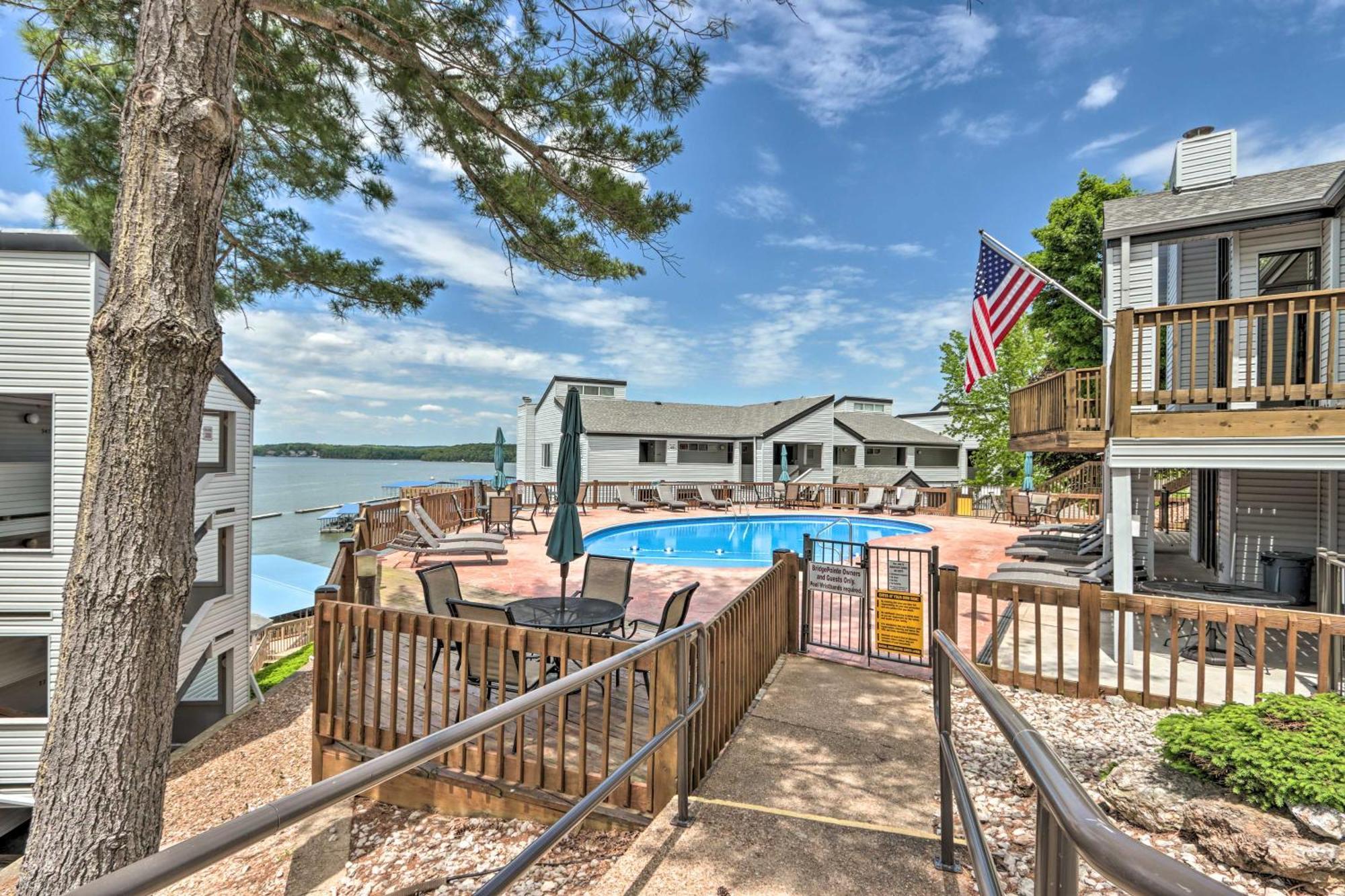 Sunny Osage Beach With Balcony And Lakefront View Exterior foto