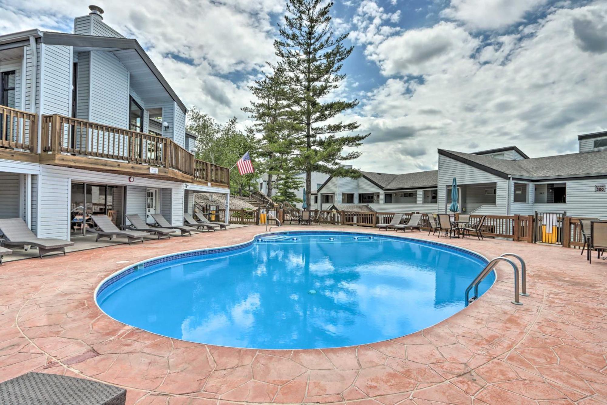 Sunny Osage Beach With Balcony And Lakefront View Exterior foto