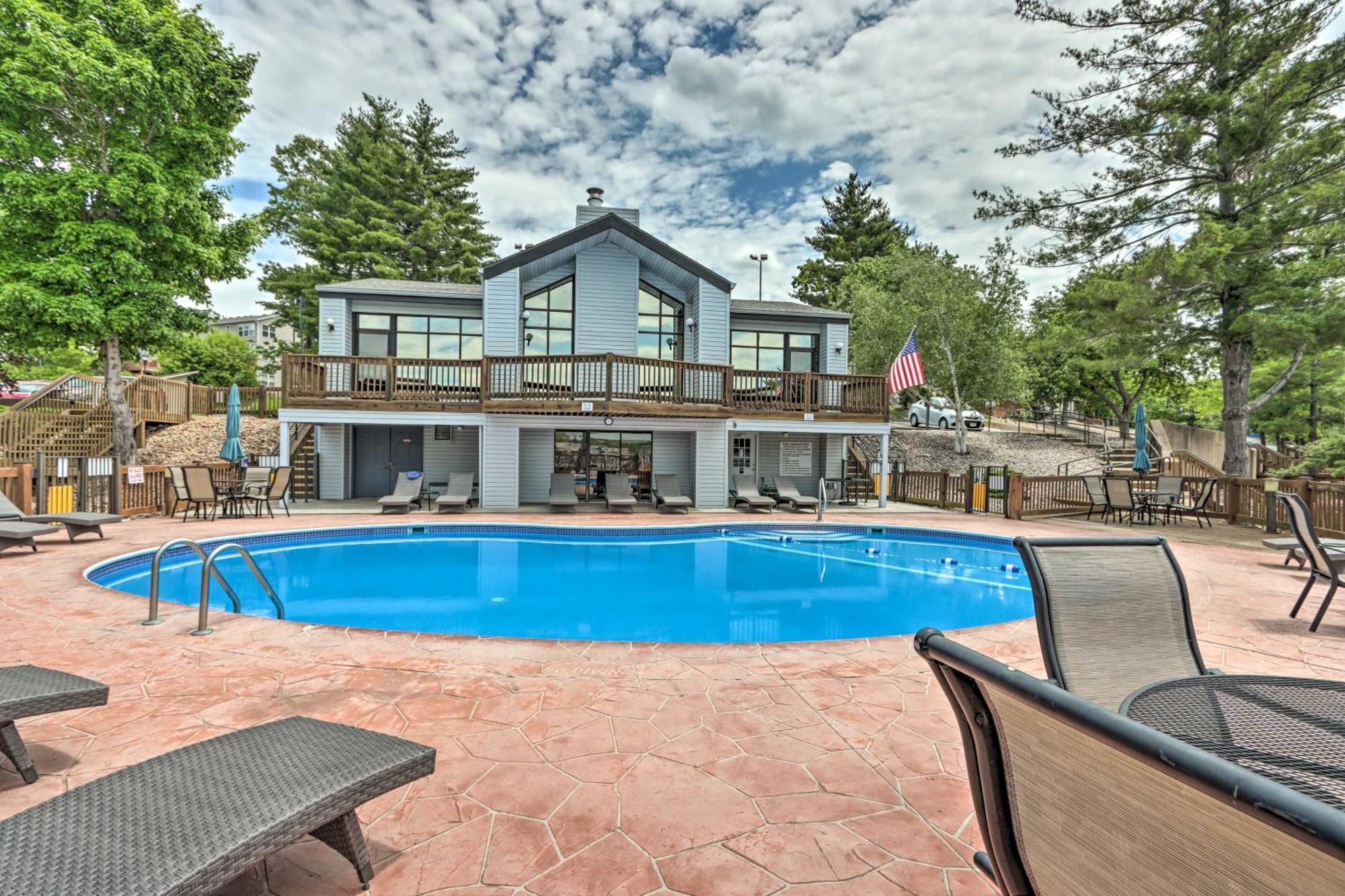 Sunny Osage Beach With Balcony And Lakefront View Exterior foto